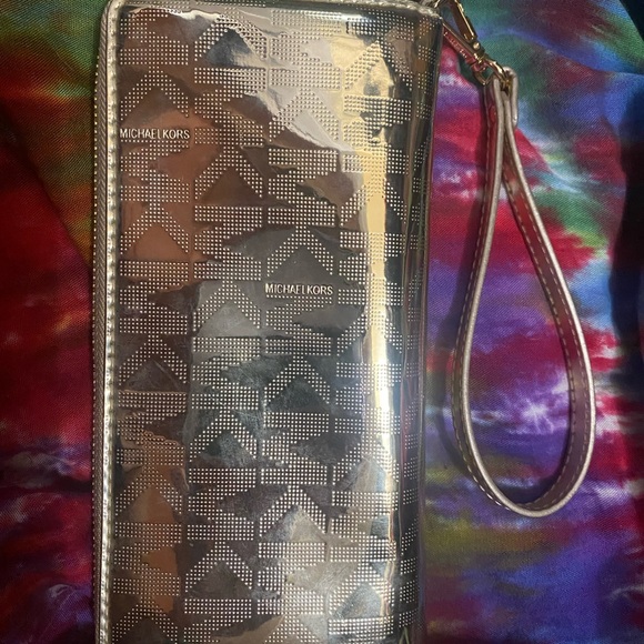 Shiny gold Michael Kors wrist wallet! - Picture 10 of 13